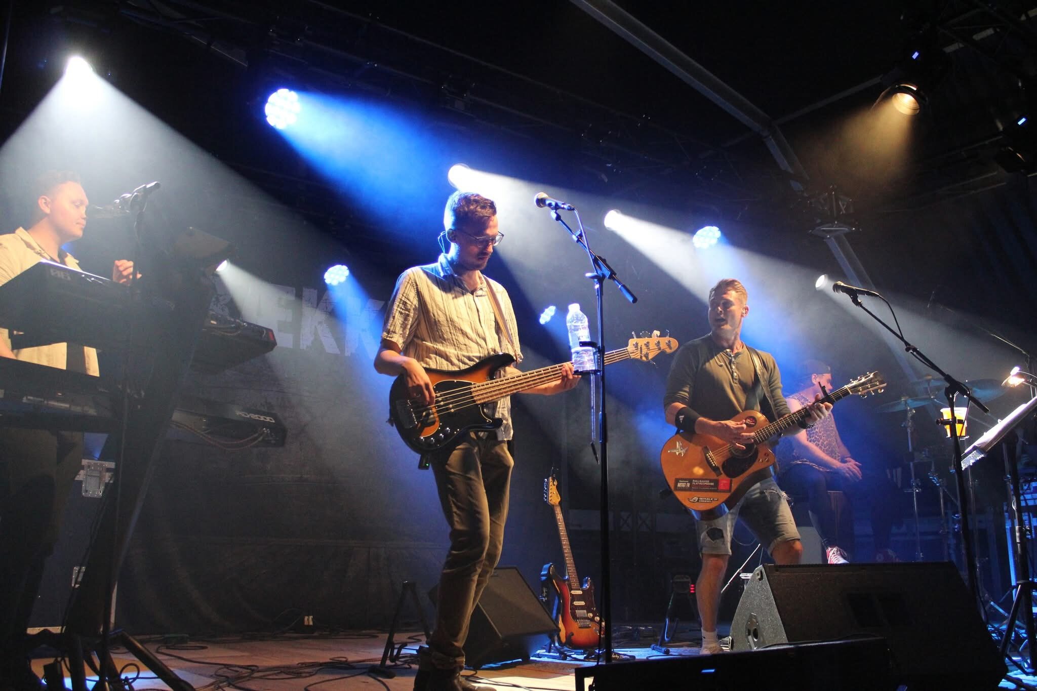Række 2½ - liveband og festband fra Nordjylland - på scenen